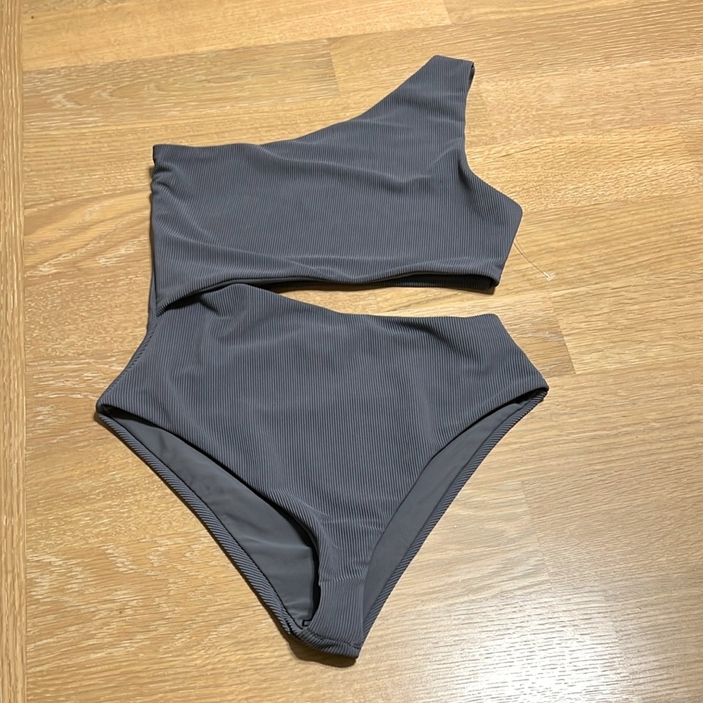 Beach riot cut out One-Shoulder Gray Swimsuit size Large NWOT - Picture 2 of 7